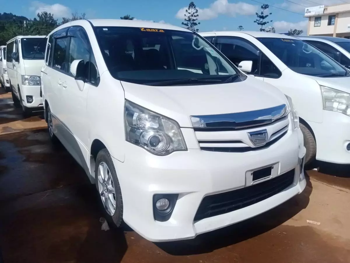 Toyota Noah   - 2011