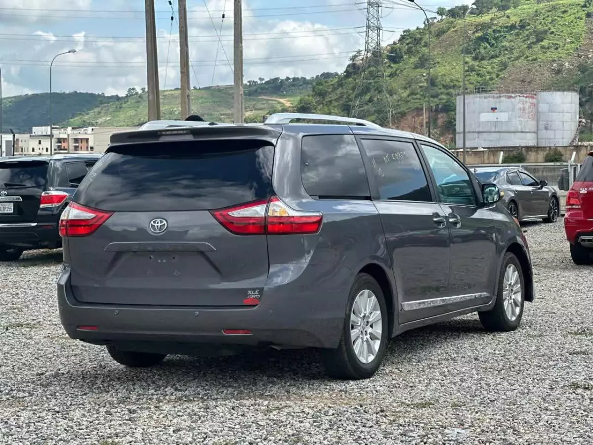 Toyota Sienna   - 2016