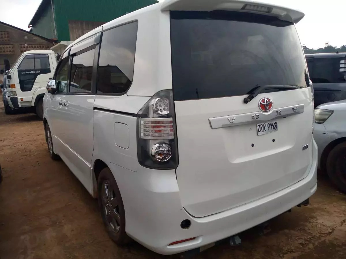 Toyota Voxy    - 2008