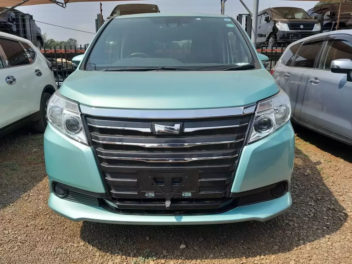 Toyota Noah - 2016