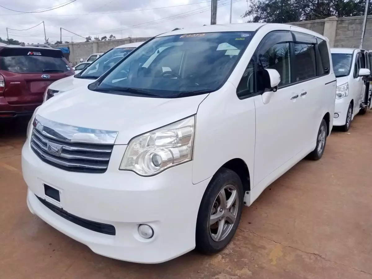 Toyota Noah   - 2011