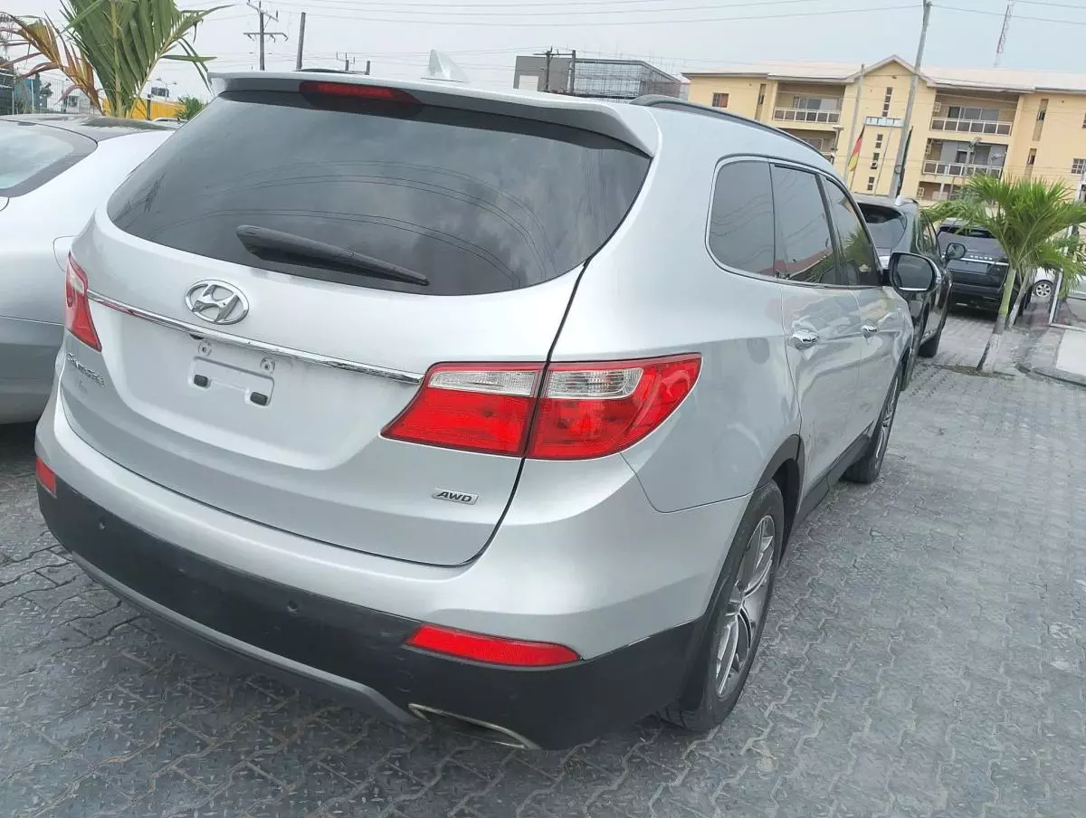 Hyundai Santa Fe   - 2011