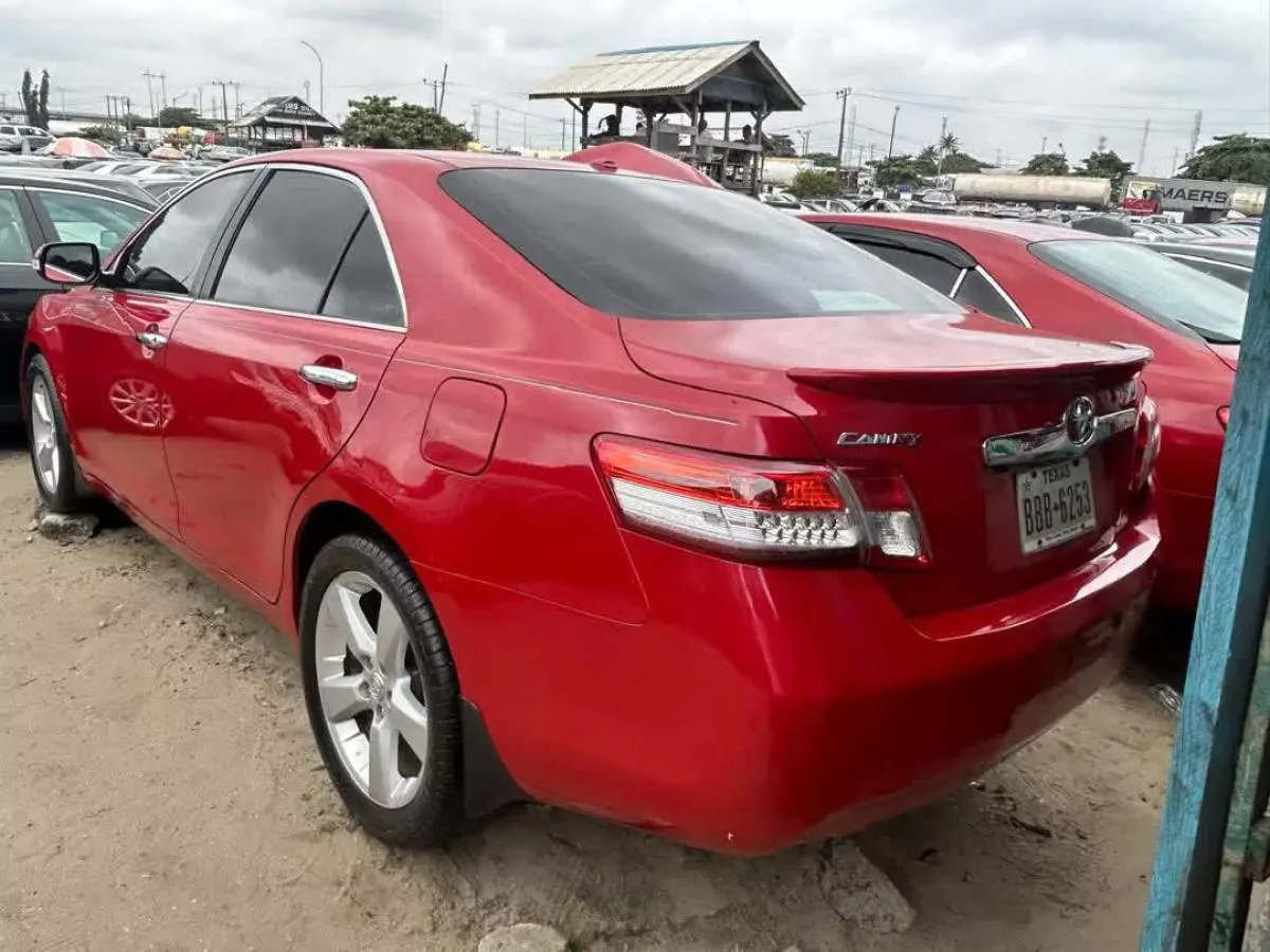 Toyota Camry   - 2010