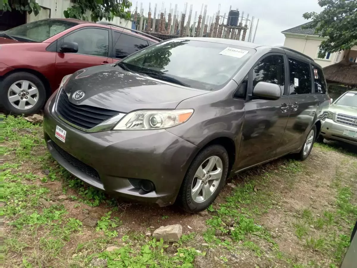 Toyota Sienna   - 2010