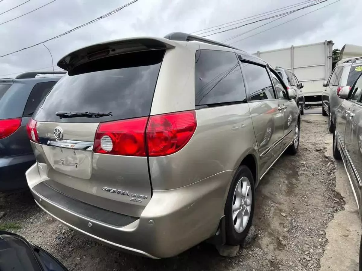 Toyota Sienna   - 2006