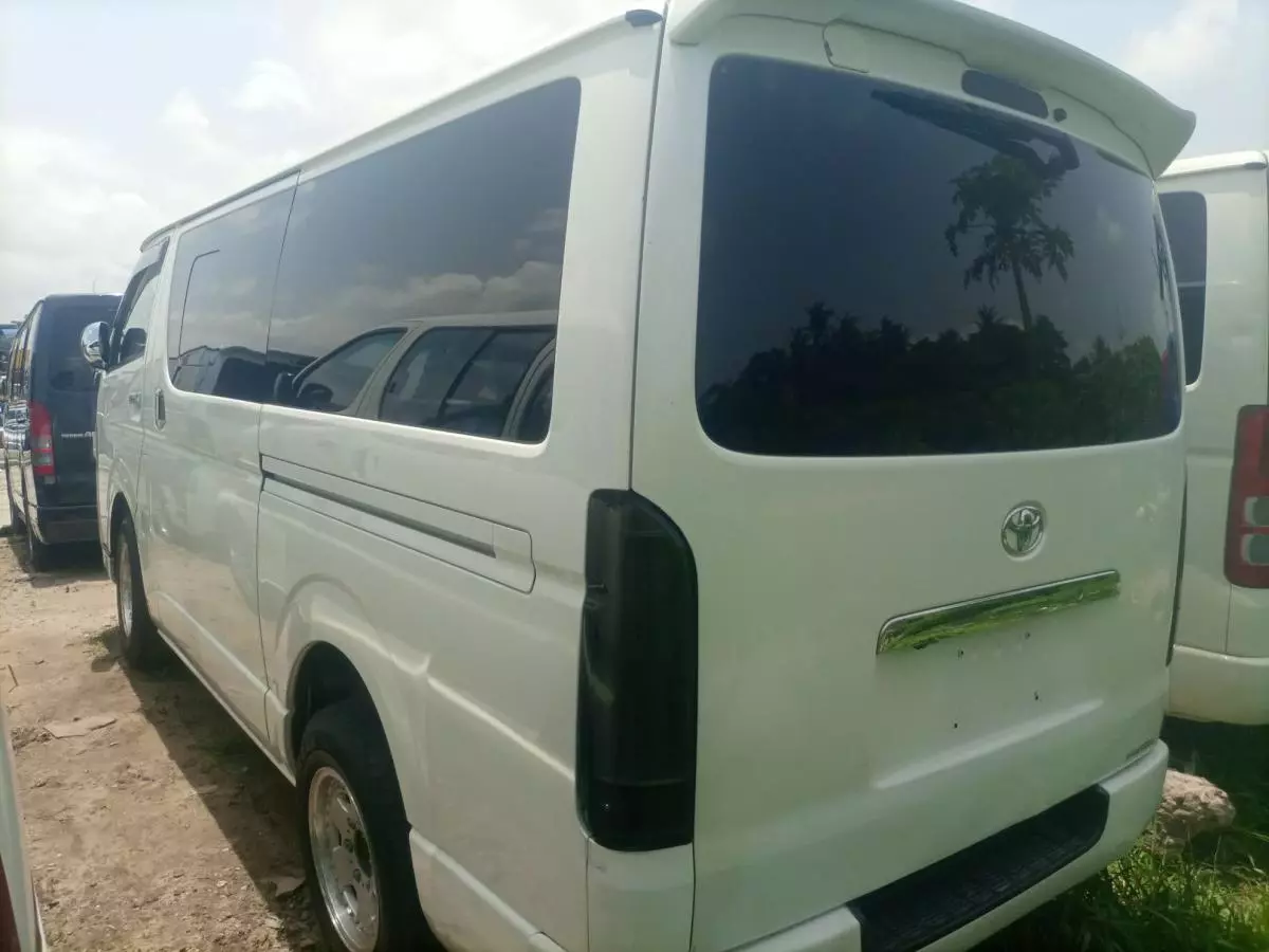 Toyota Hiace   - 2012