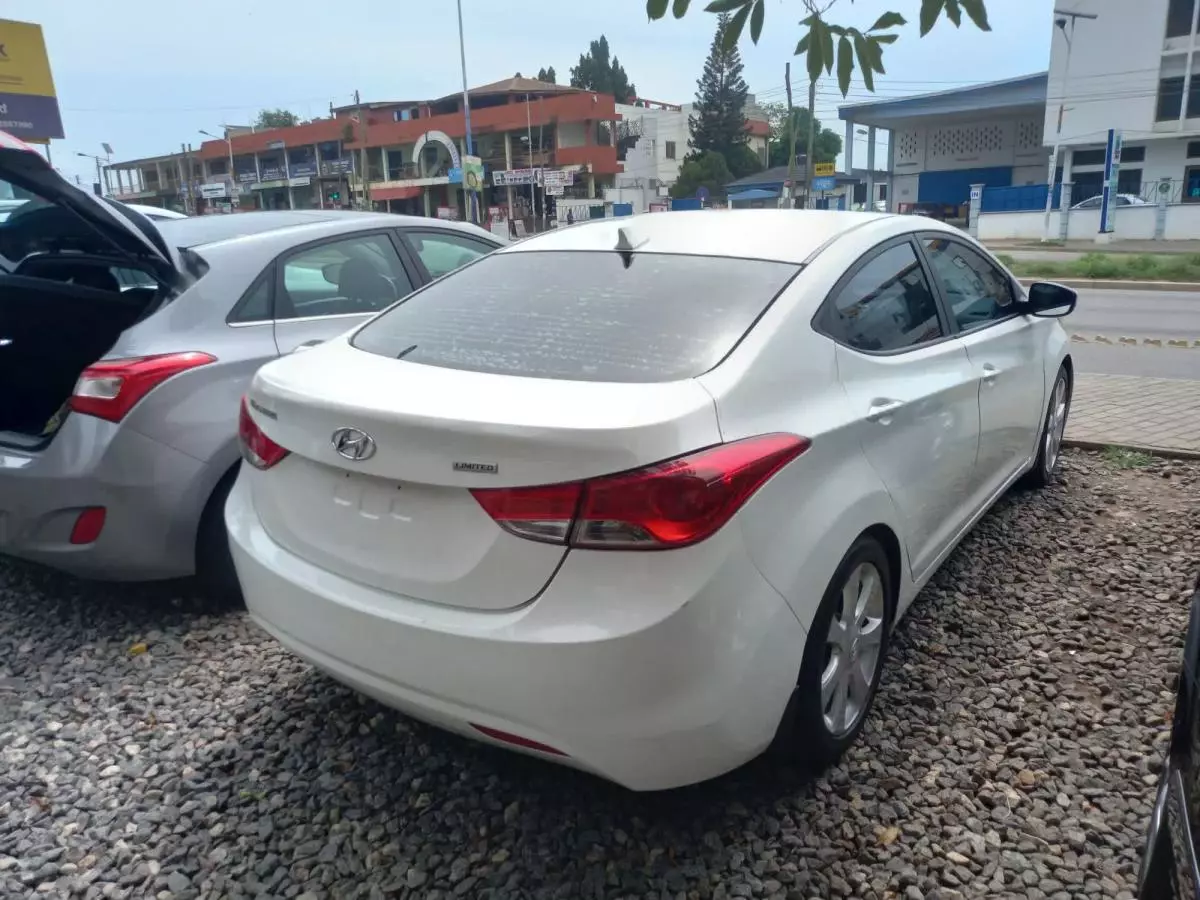 Hyundai Elantra   - 2013