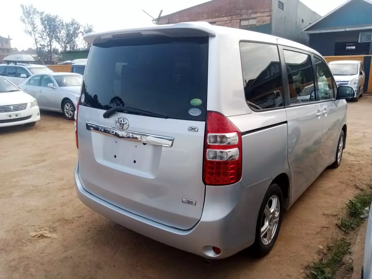 Toyota Noah   - 2011