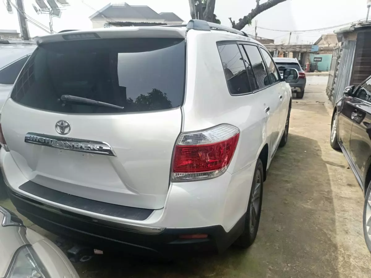 Toyota Highlander   - 2011