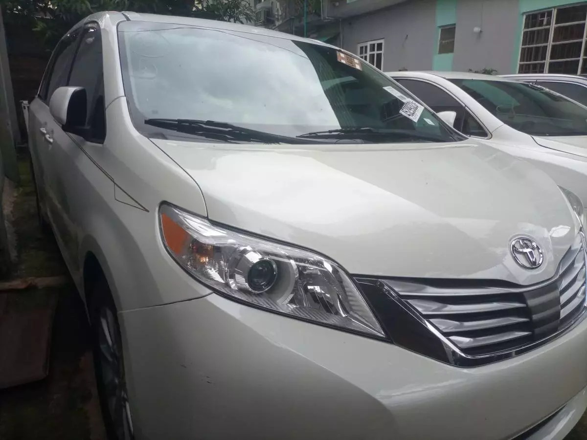 Toyota Sienna - 2011
