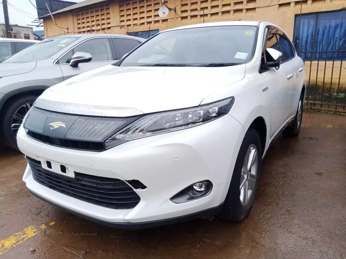 Toyota Harrier hybrid    - 2016