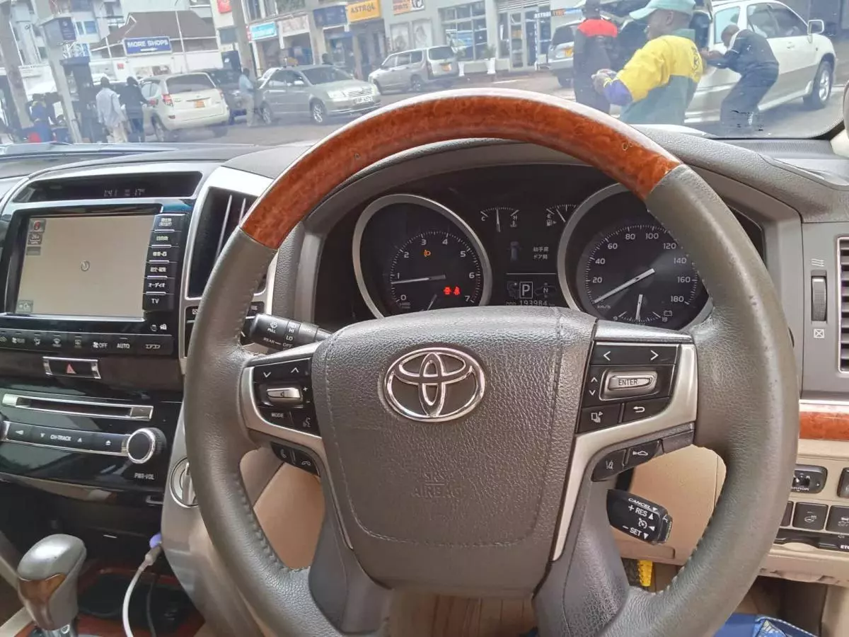 Toyota Landcruiser  V8   - 2014