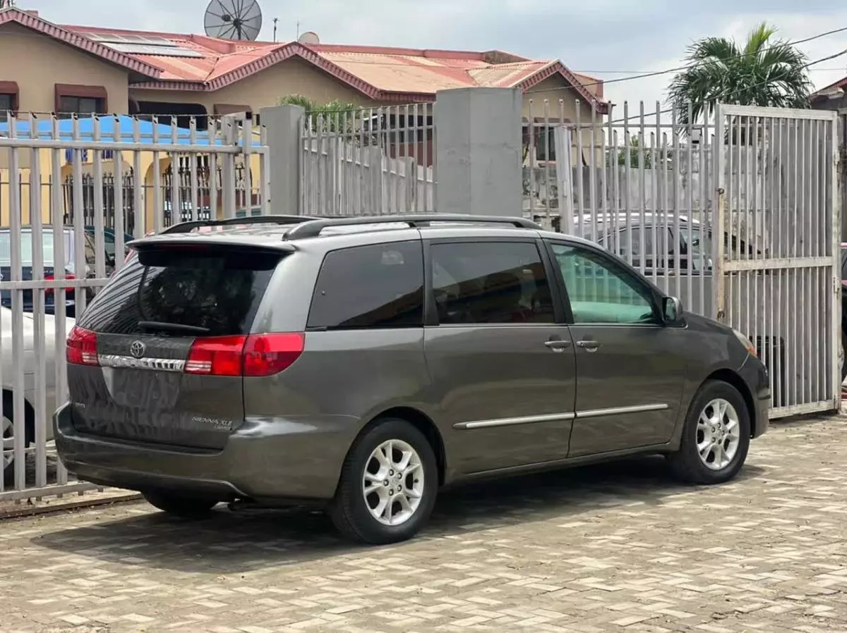 Toyota Sienna   - 2004