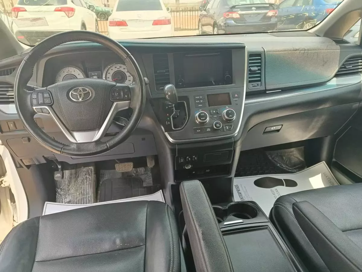 Toyota Sienna - 2015