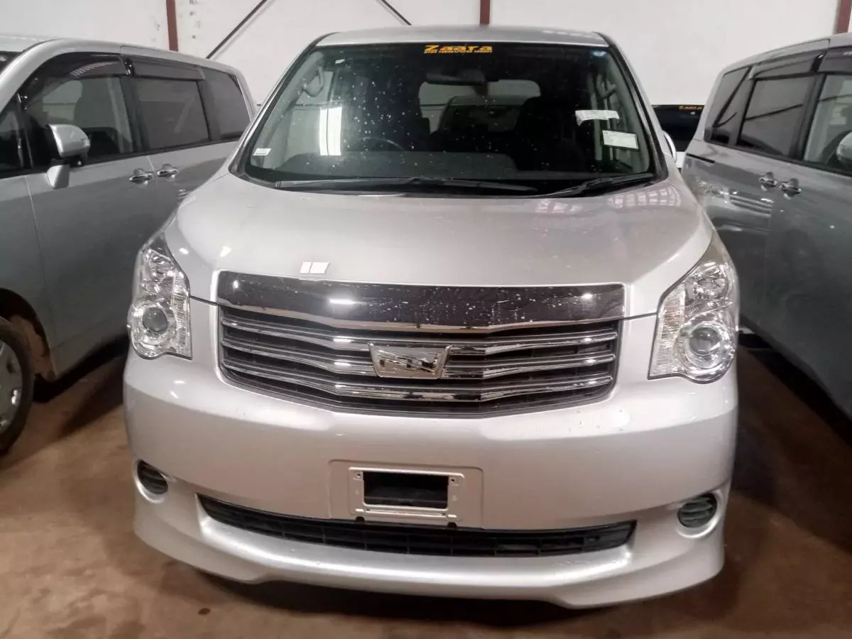 Toyota Noah   - 2009