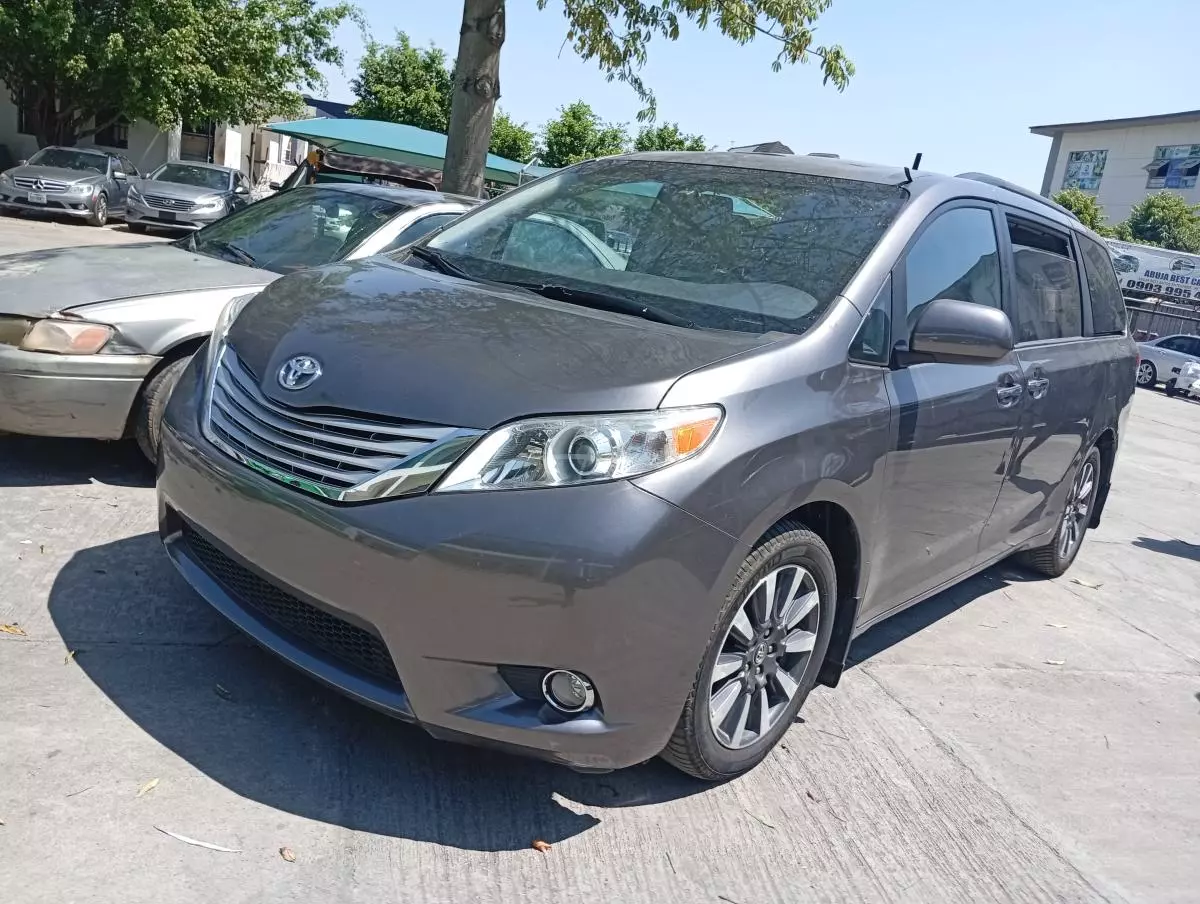 Toyota Sienna   - 2013