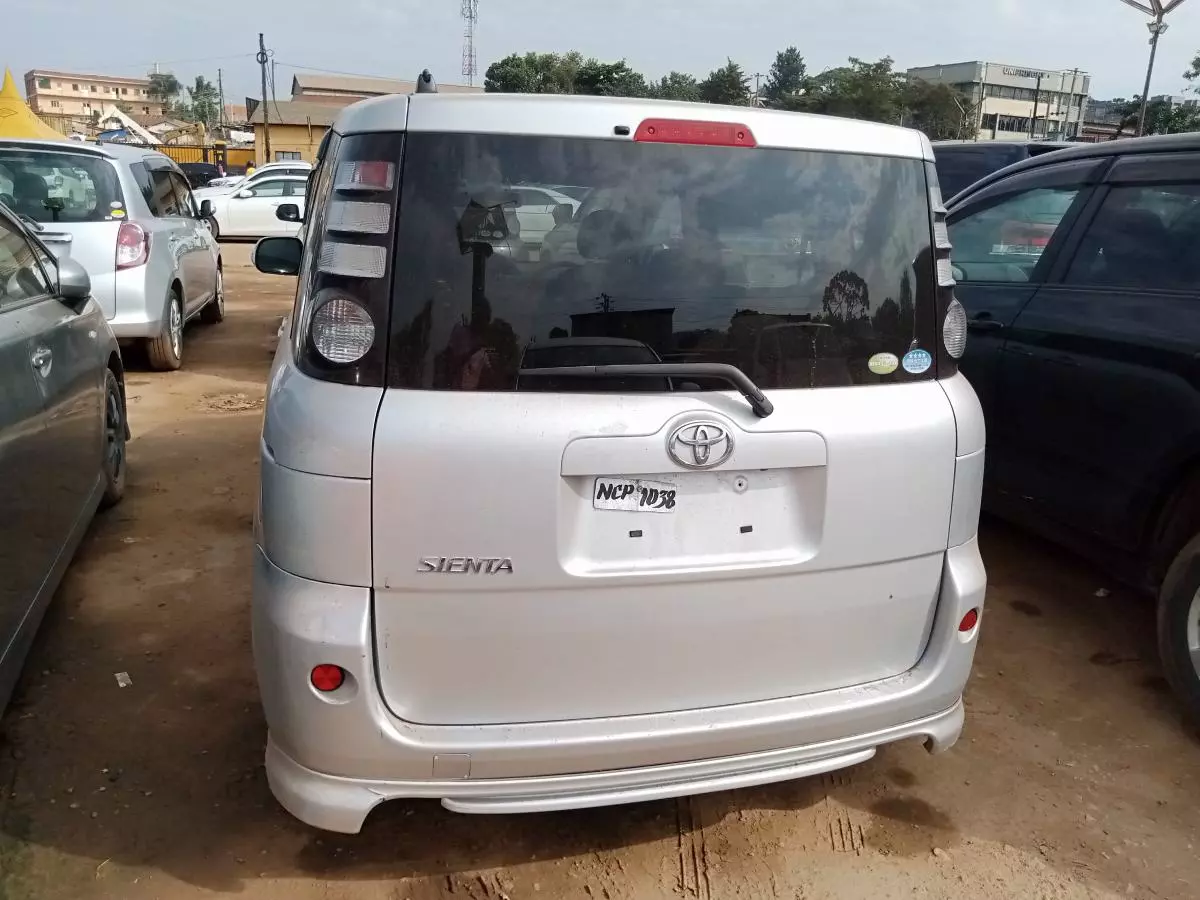 Toyota Sienta   - 2009