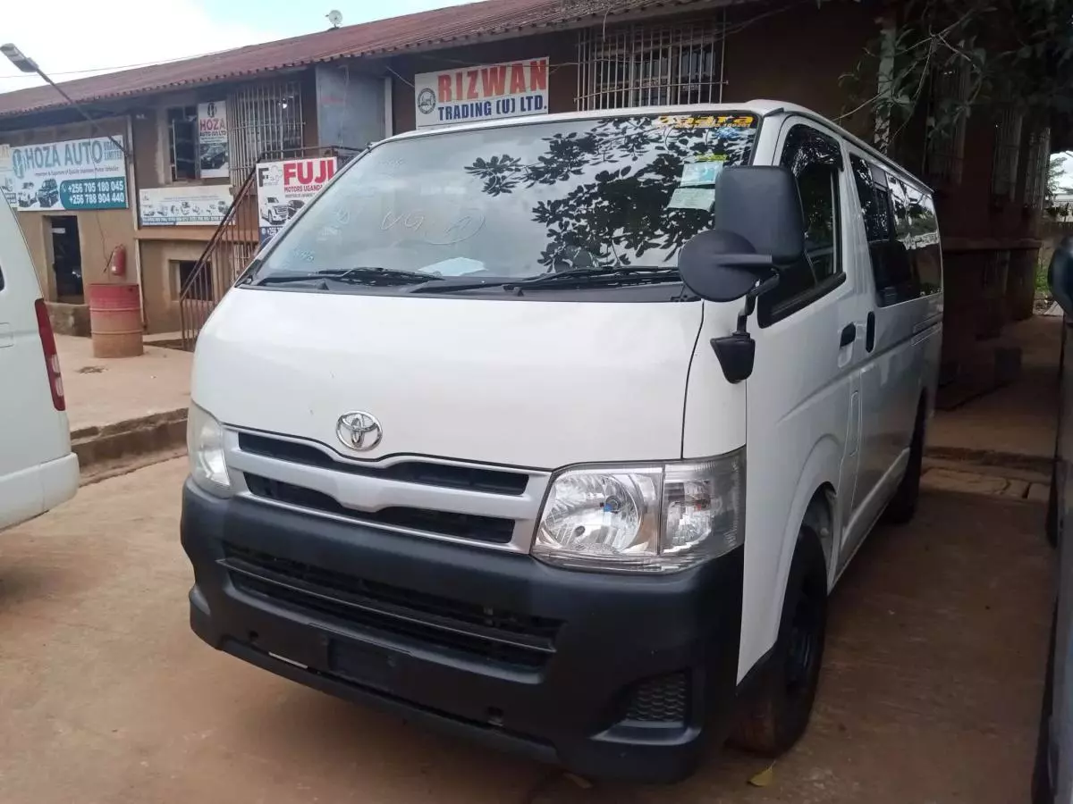 Toyota Hiace   - 2011