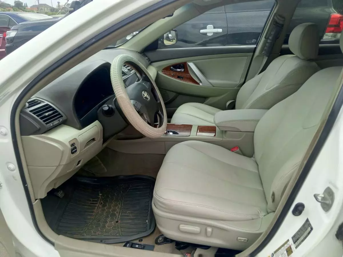 Toyota Camry   - 2010