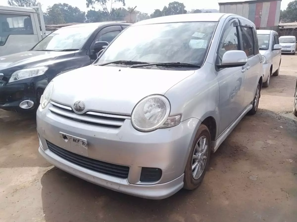 Toyota Sienta   - 2009