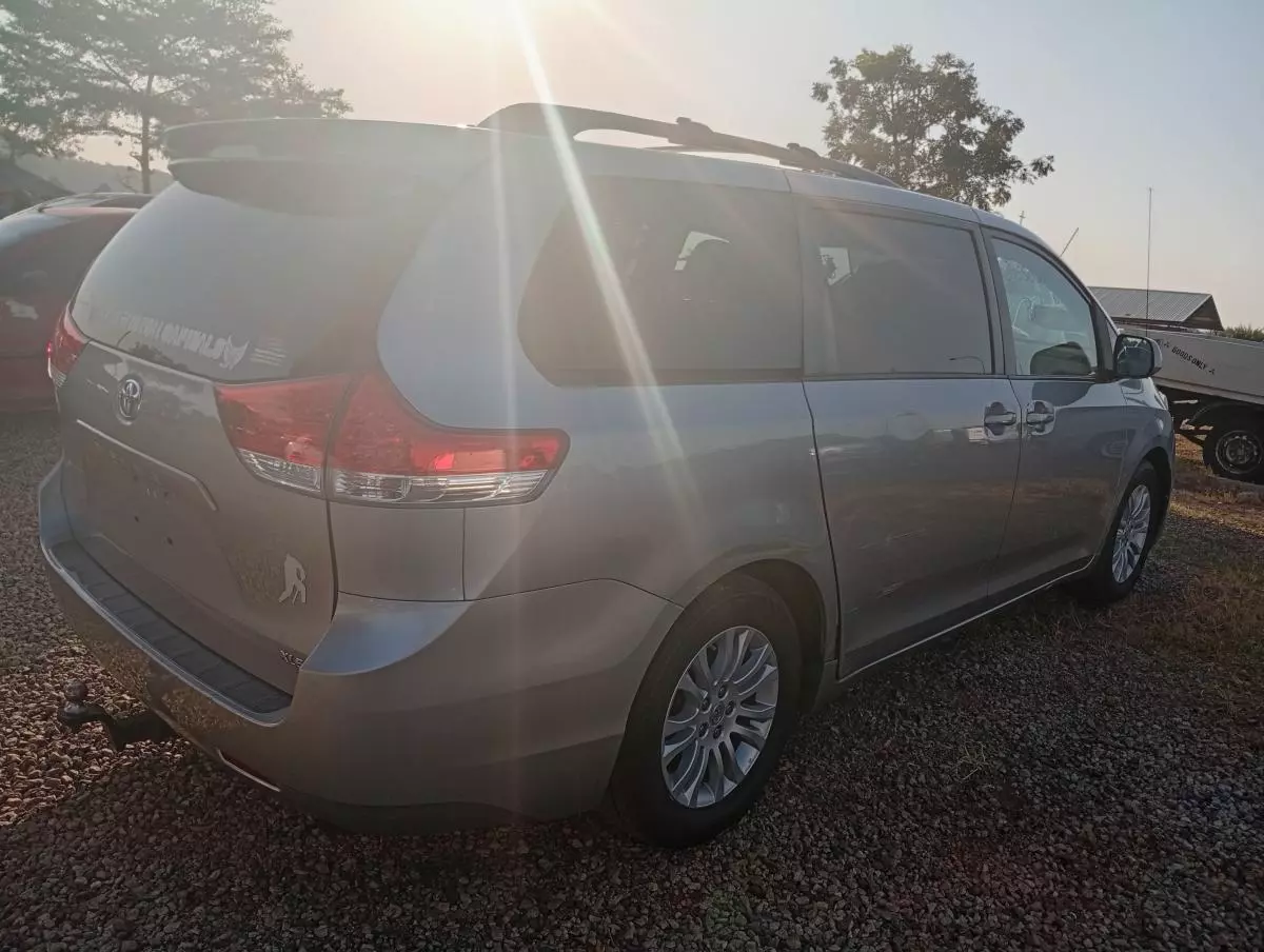 Toyota Sienna   - 2011