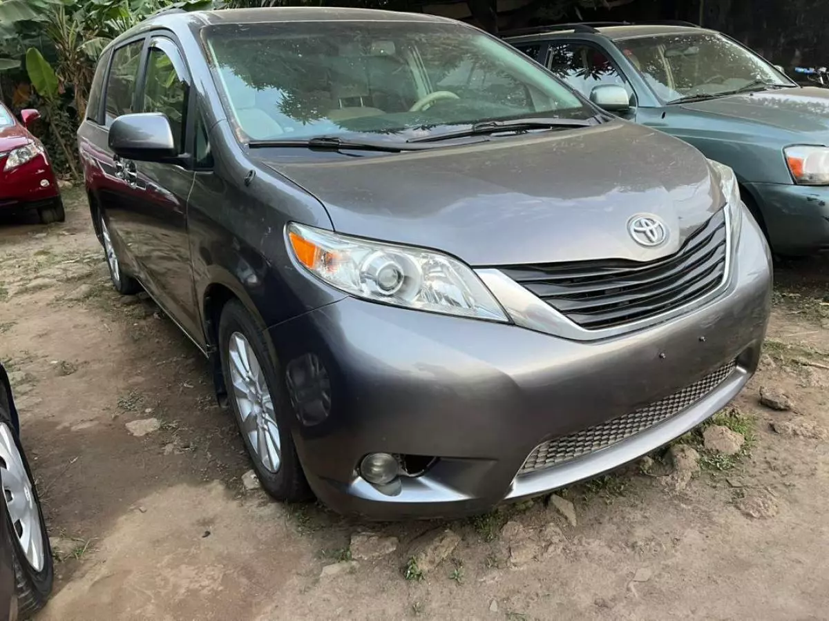 Toyota Sienna   - 2013