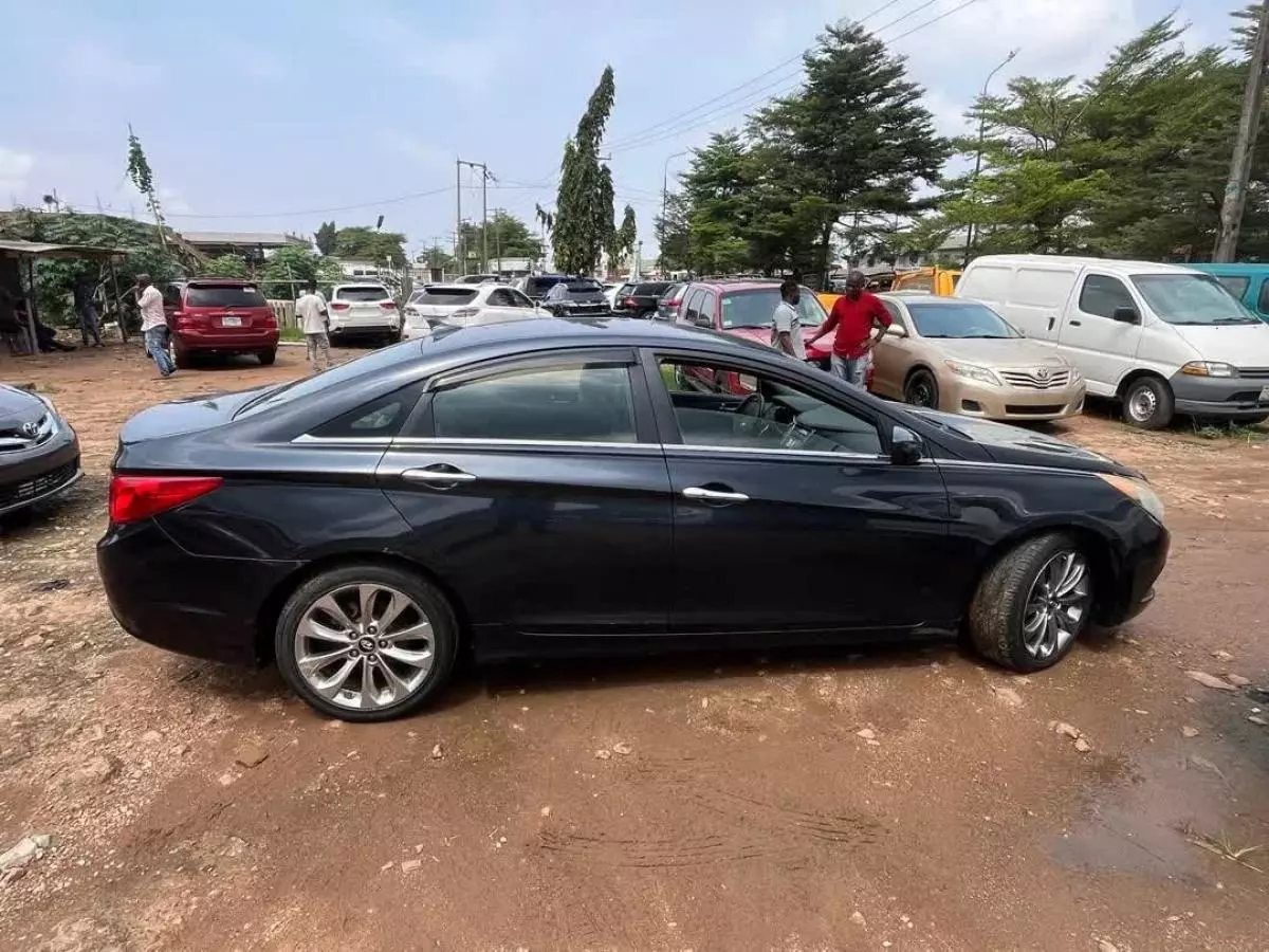 Hyundai Sonata   - 2011