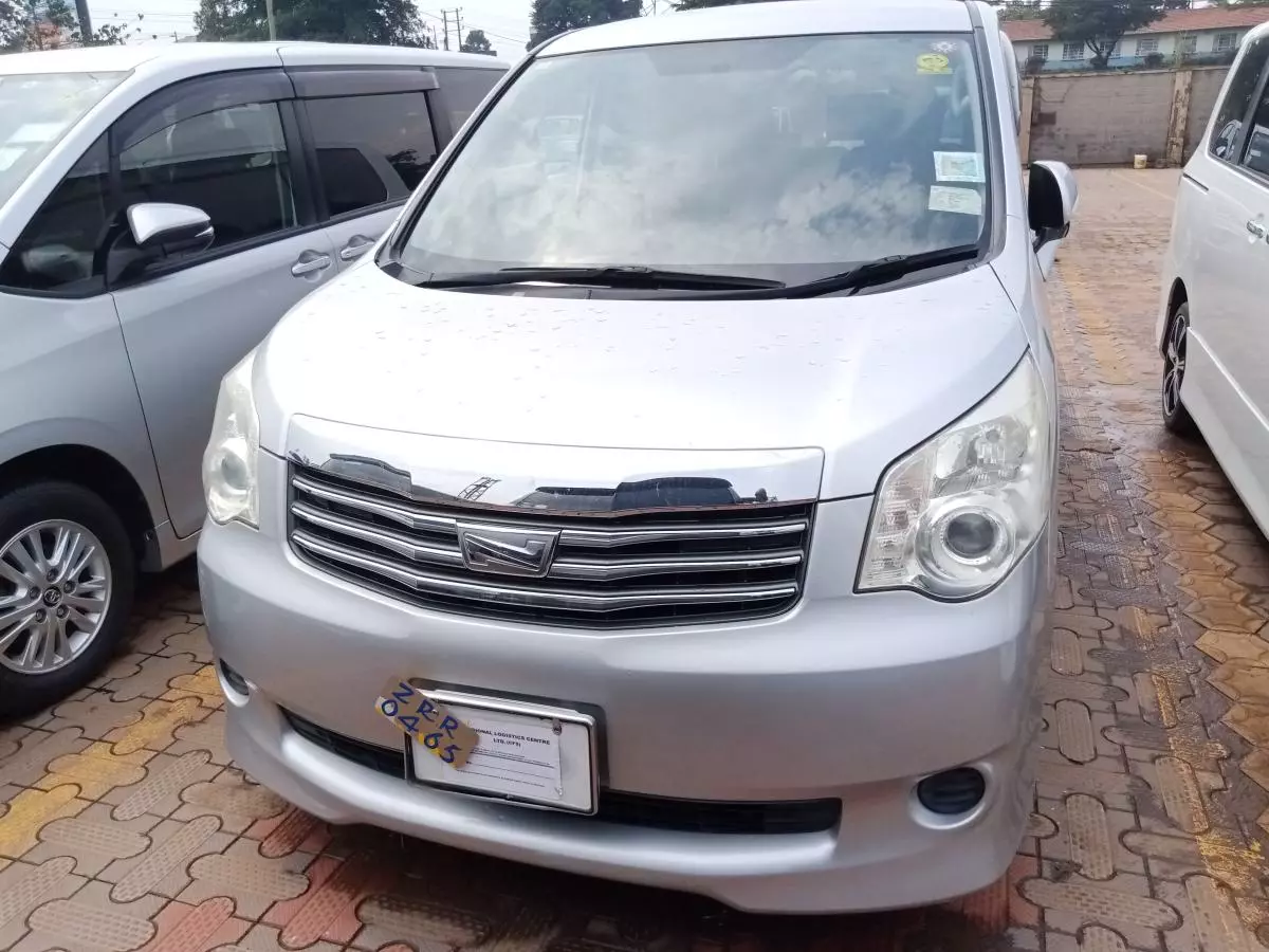 Toyota Noah   - 2009