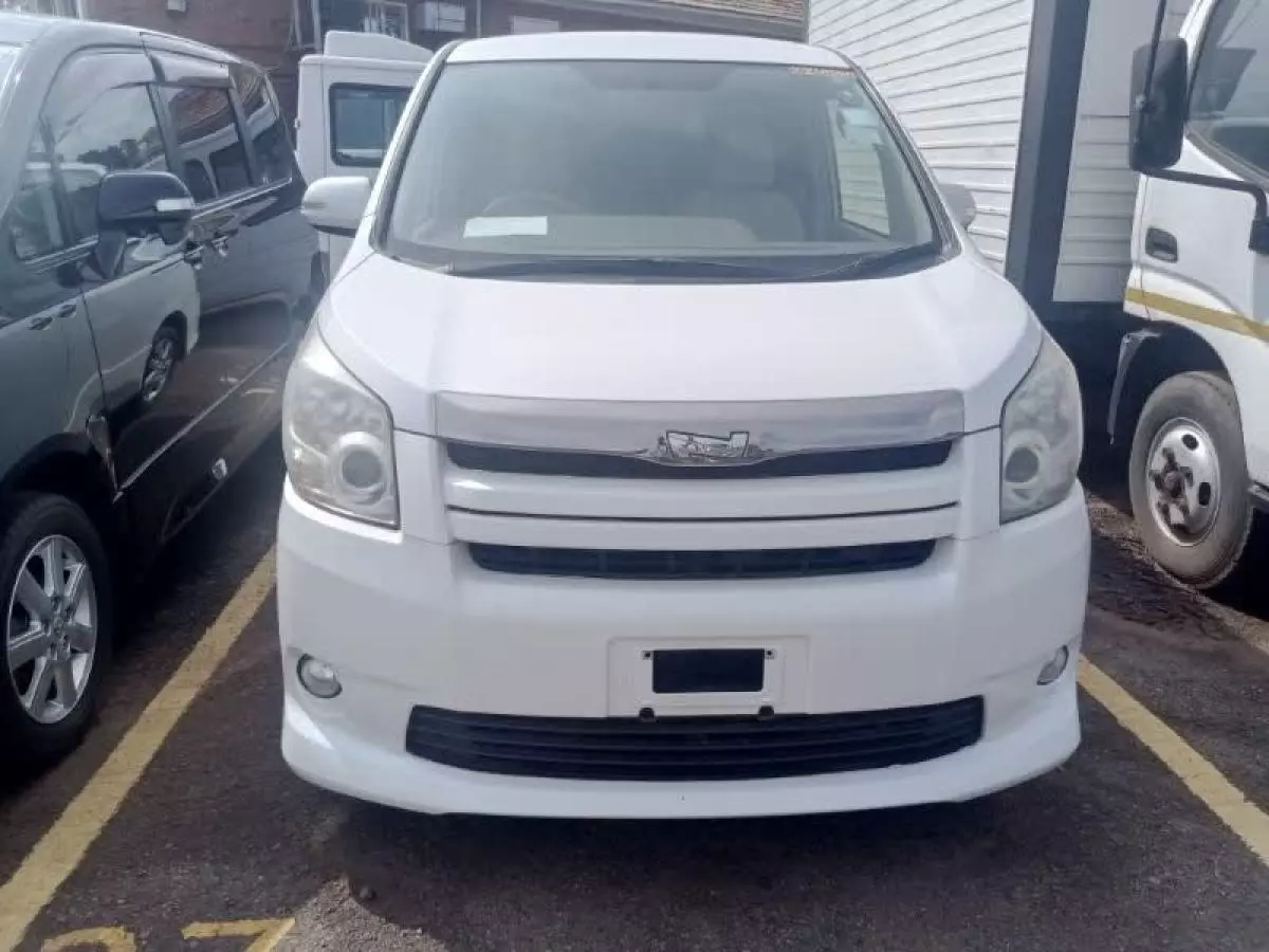 Toyota Noah   - 2010