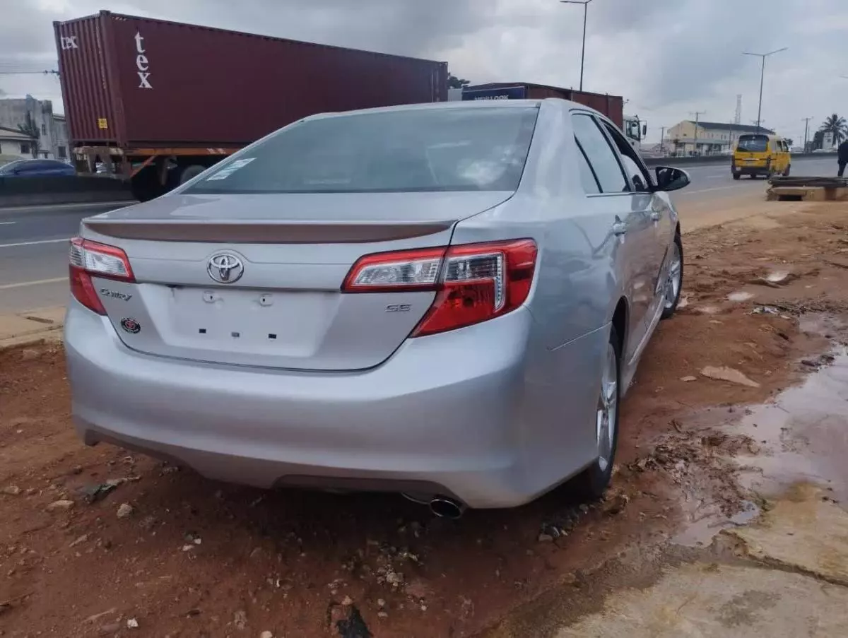 Toyota Camry   - 2014