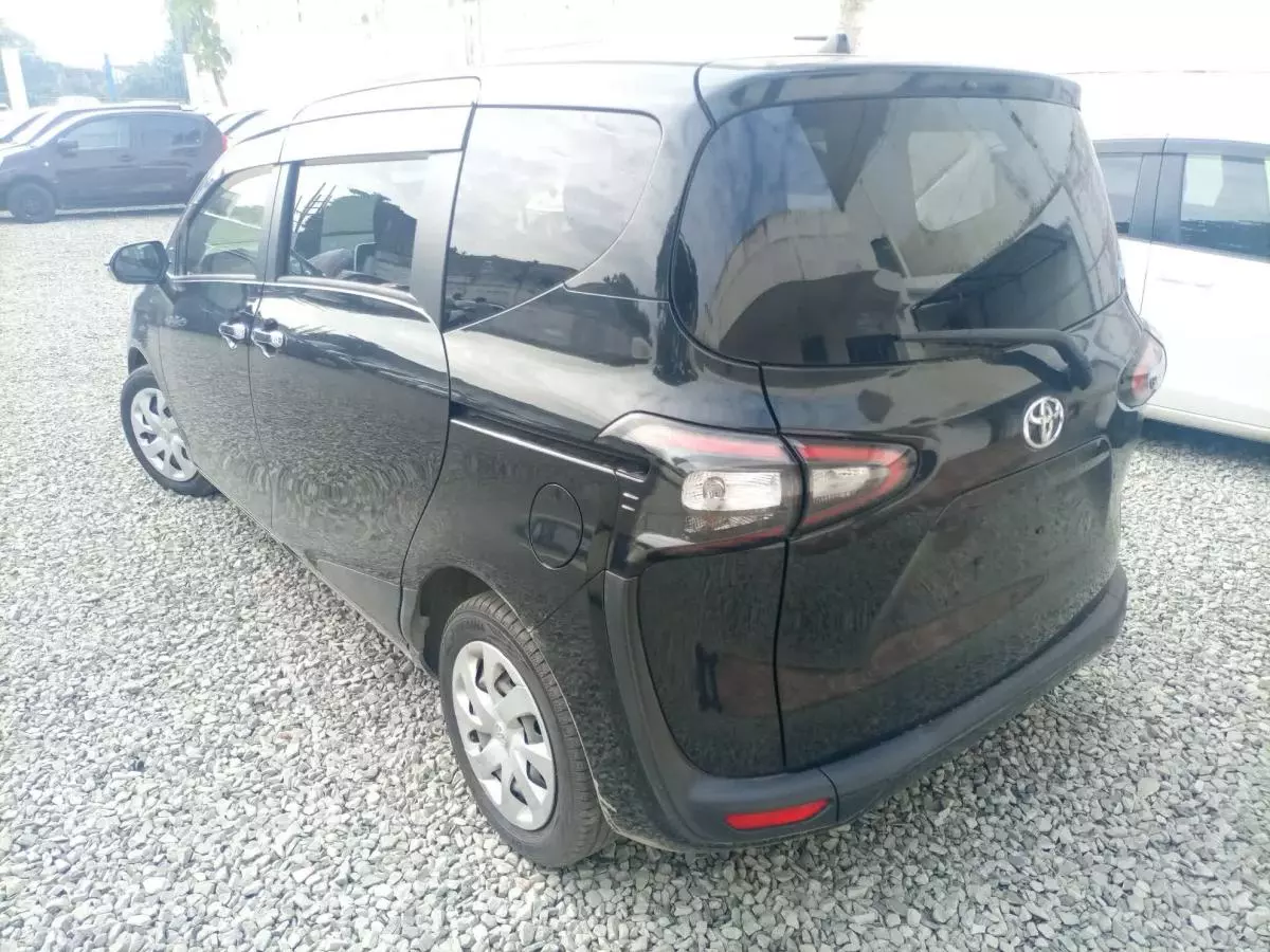 Toyota Sienta - 2016