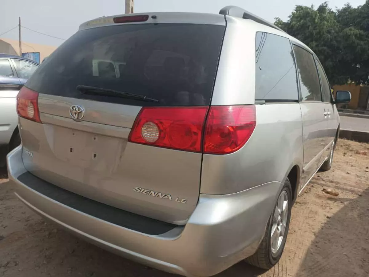 Toyota Sienna - 2009