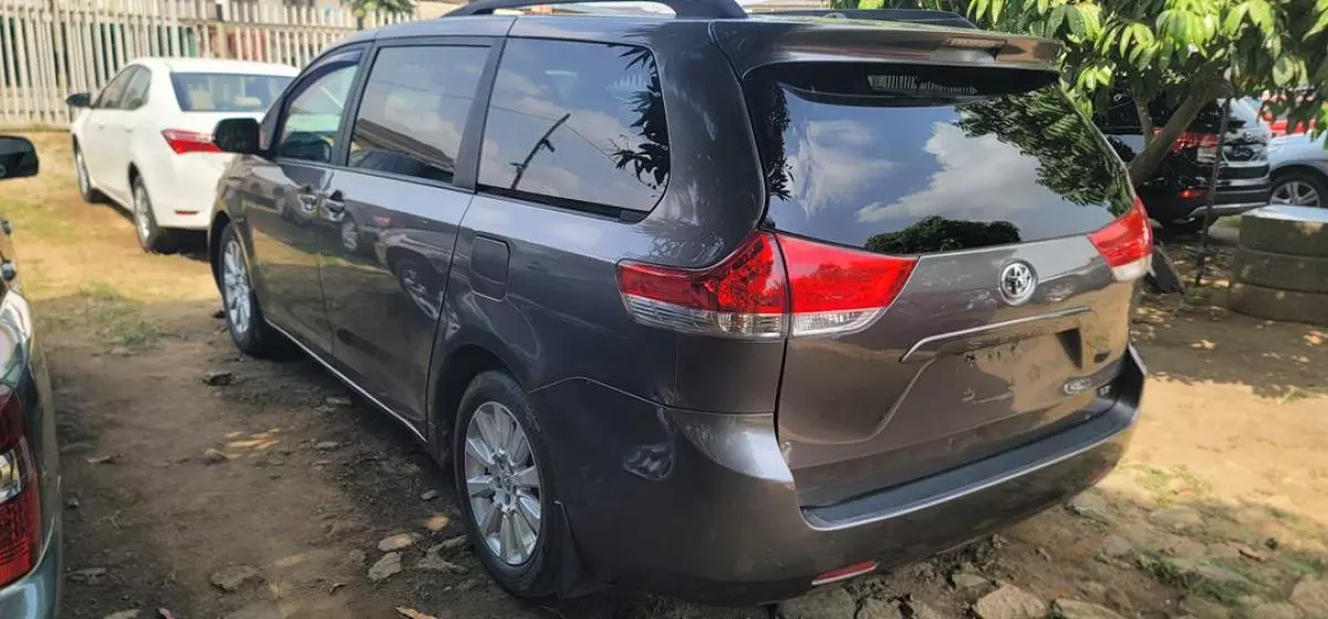 Toyota Sienna   - 2013