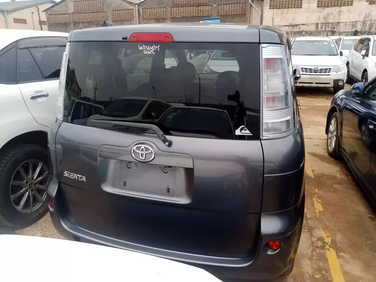 Toyota Sienta   - 2012