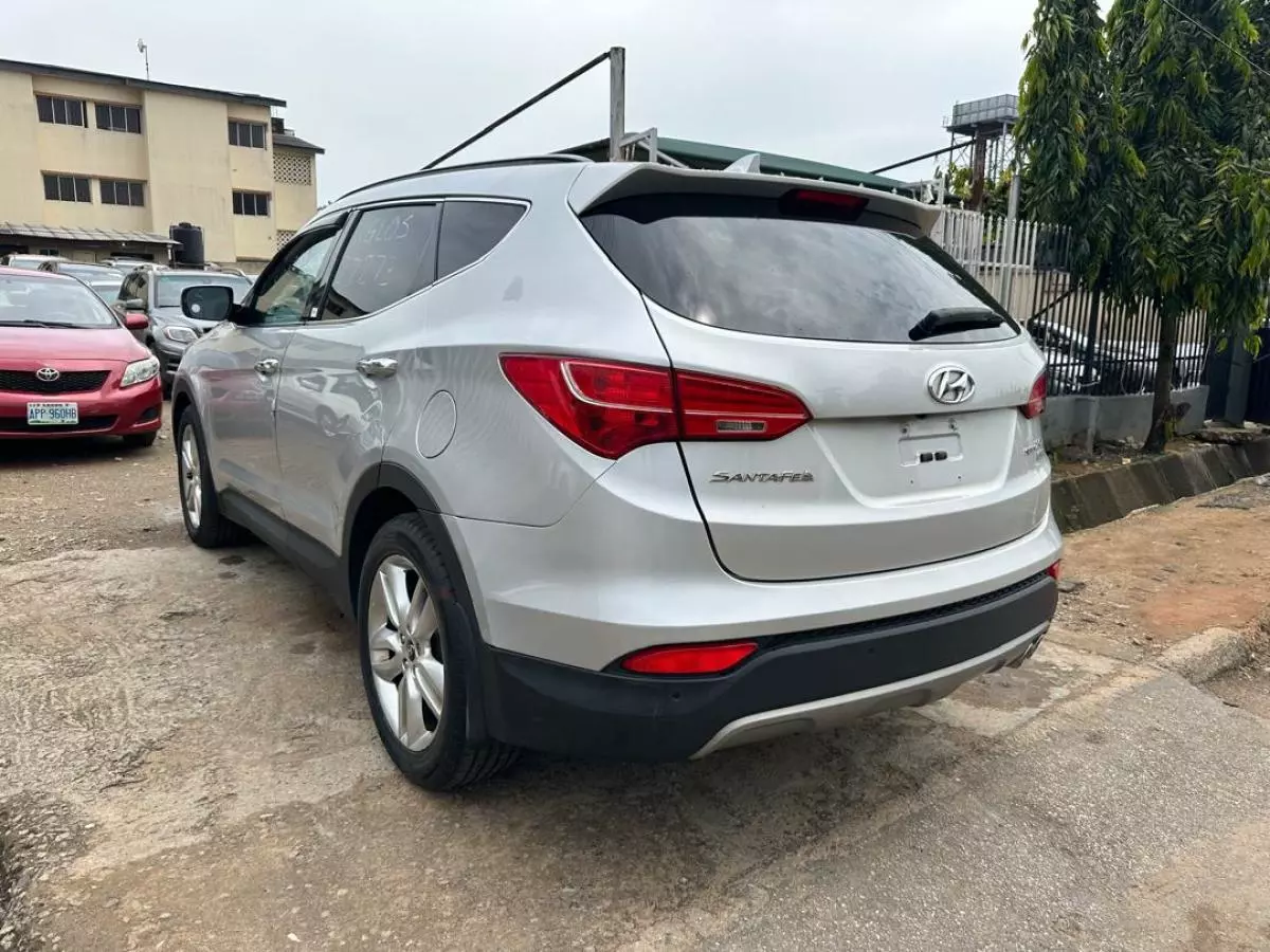 Hyundai Santa Fe   - 2014