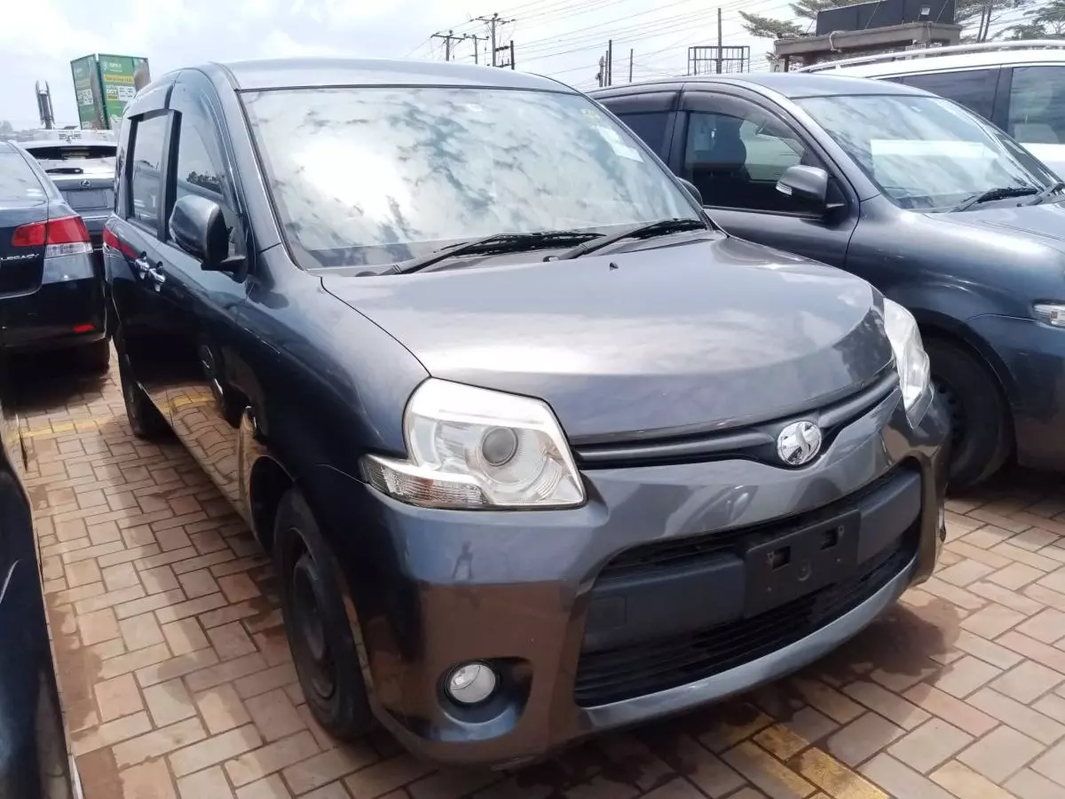 Toyota Sienta   - 2011