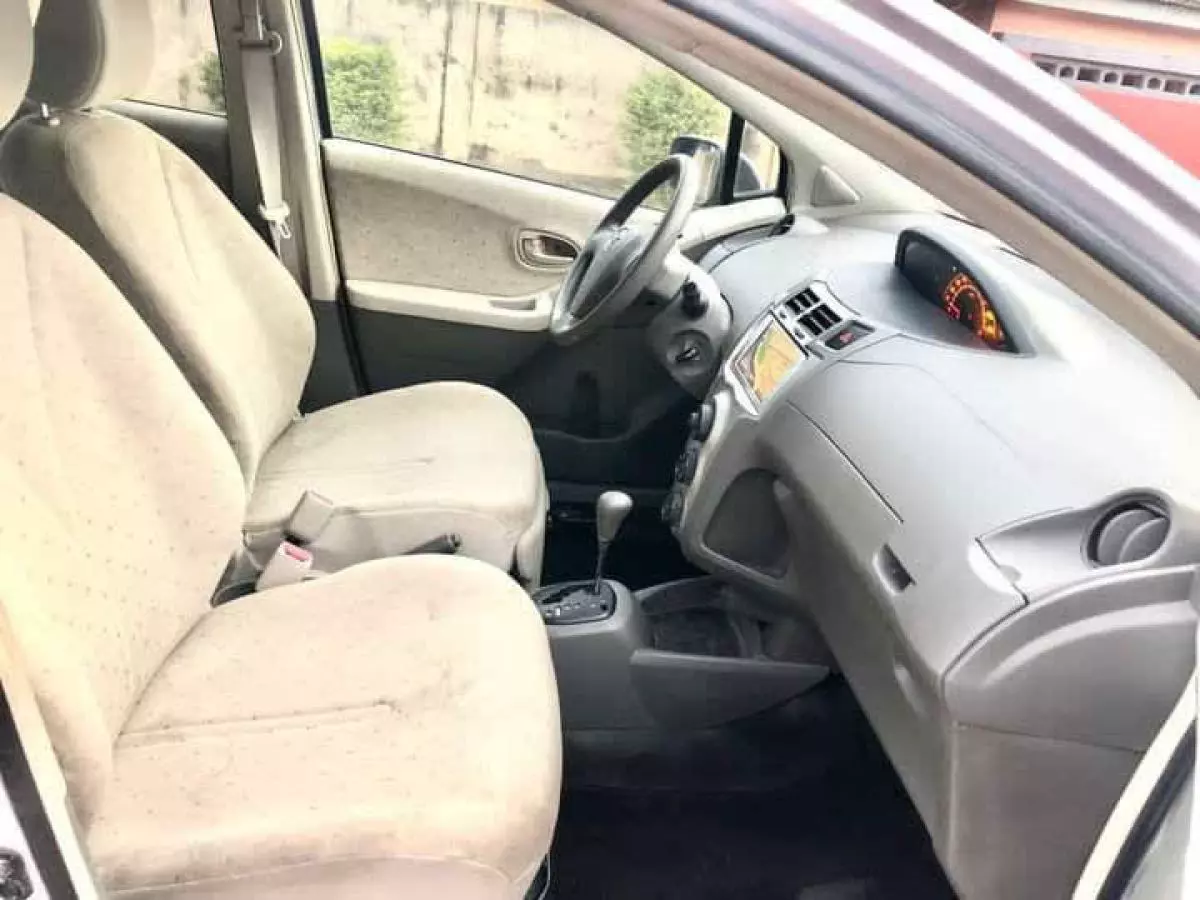 Toyota Vitz   - 2010