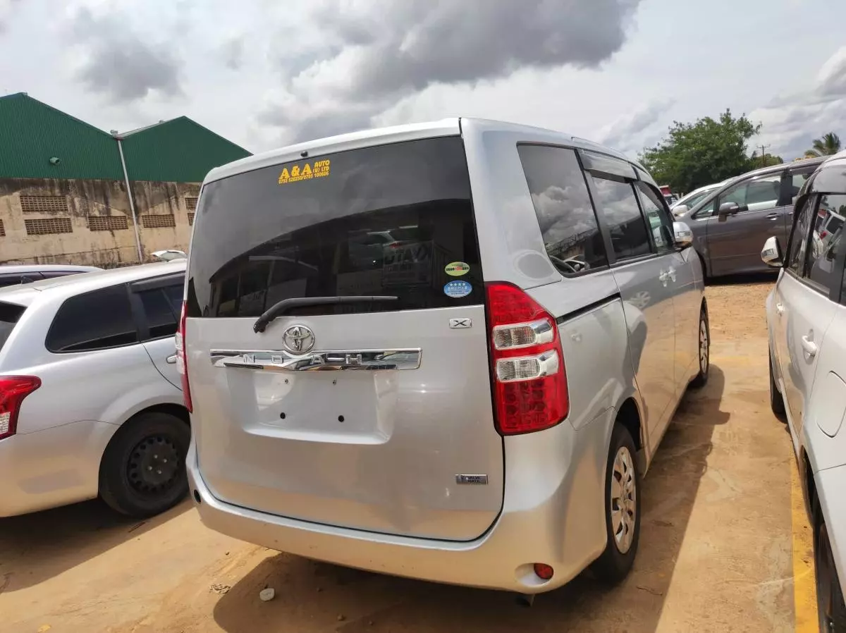 Toyota Noah - 2009