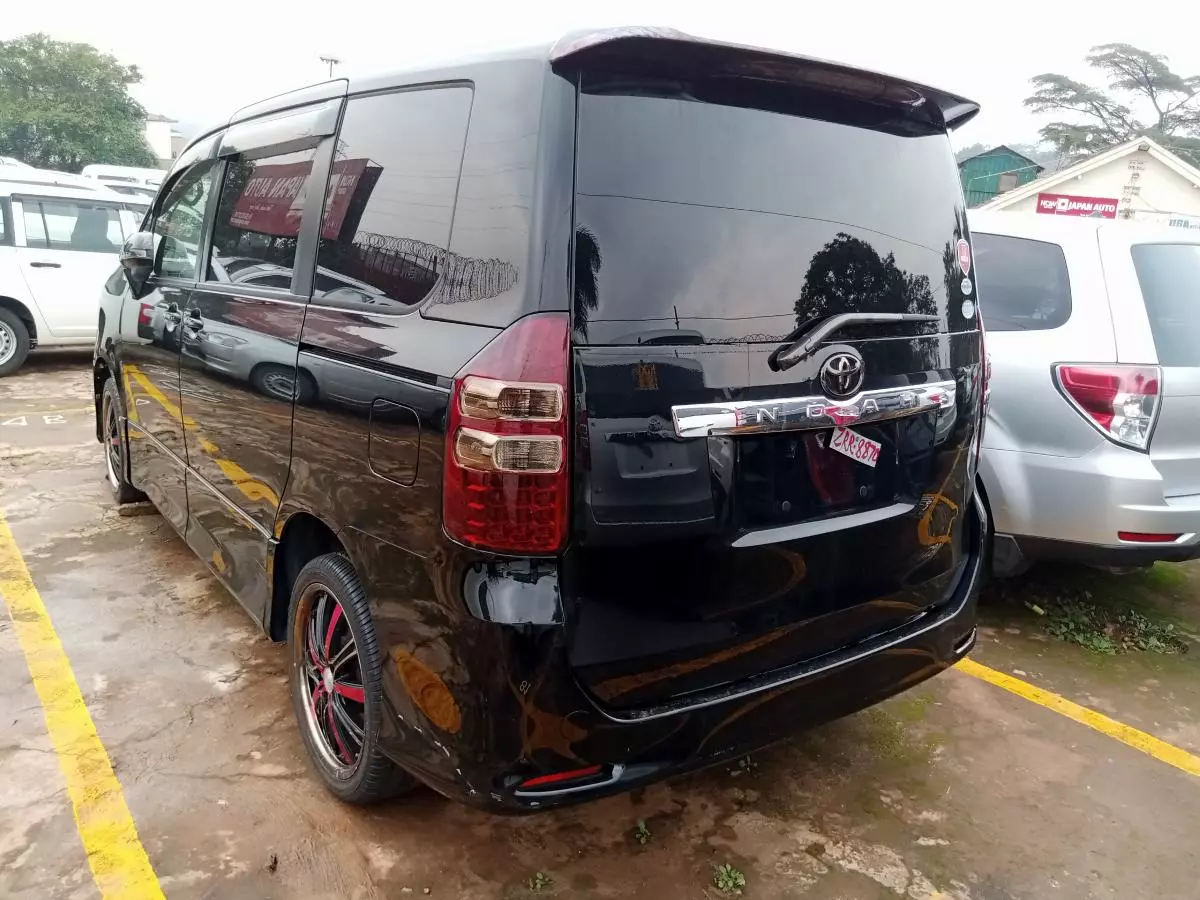 Toyota Noah   - 2011