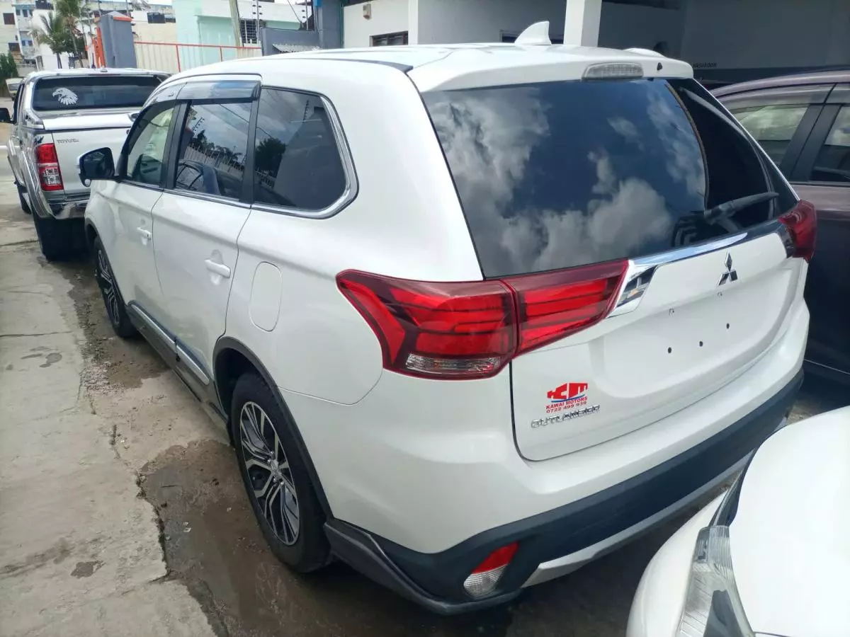 Mitsubishi OUTLANDER - 2015