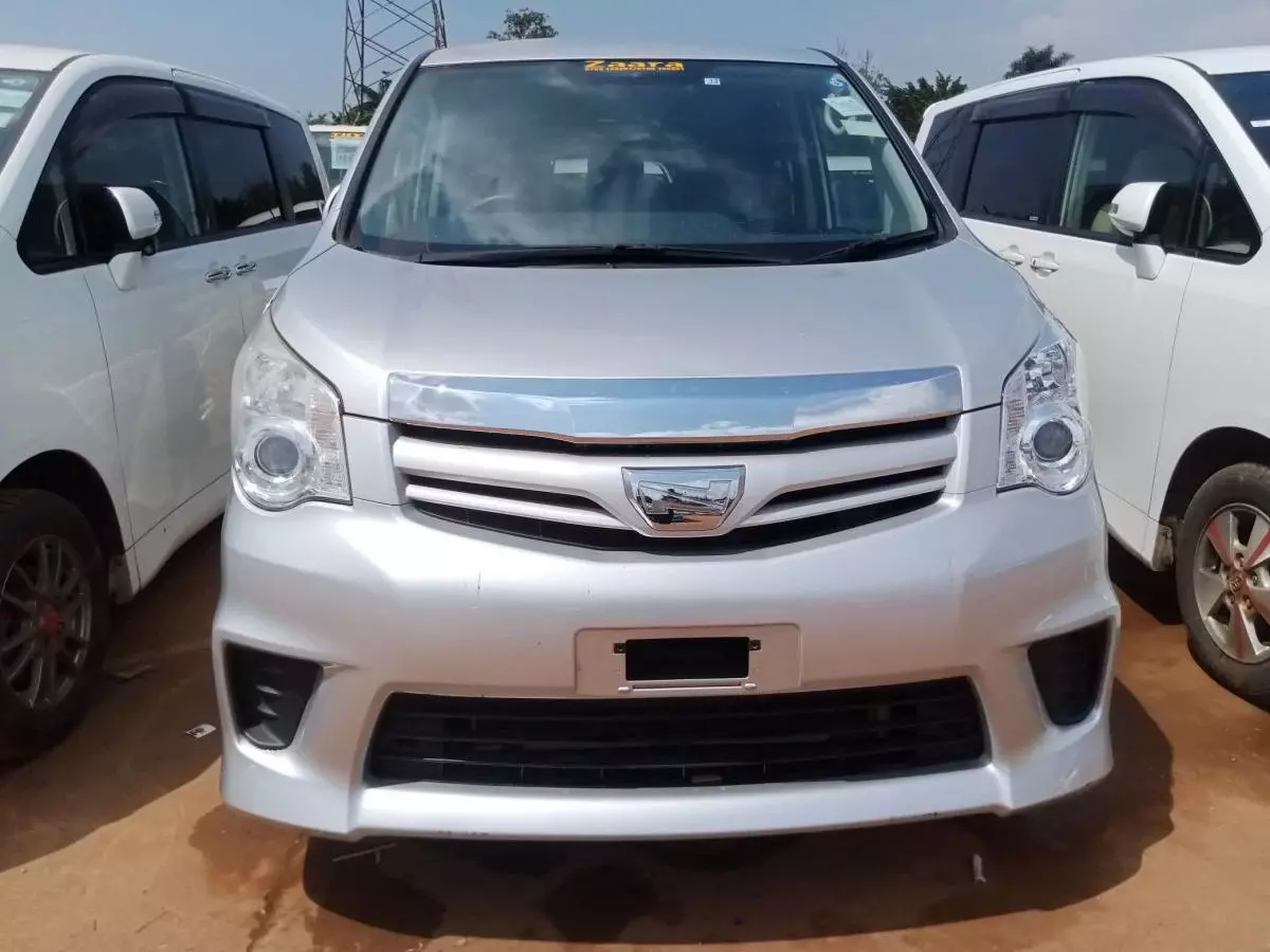 Toyota Noah   - 2011