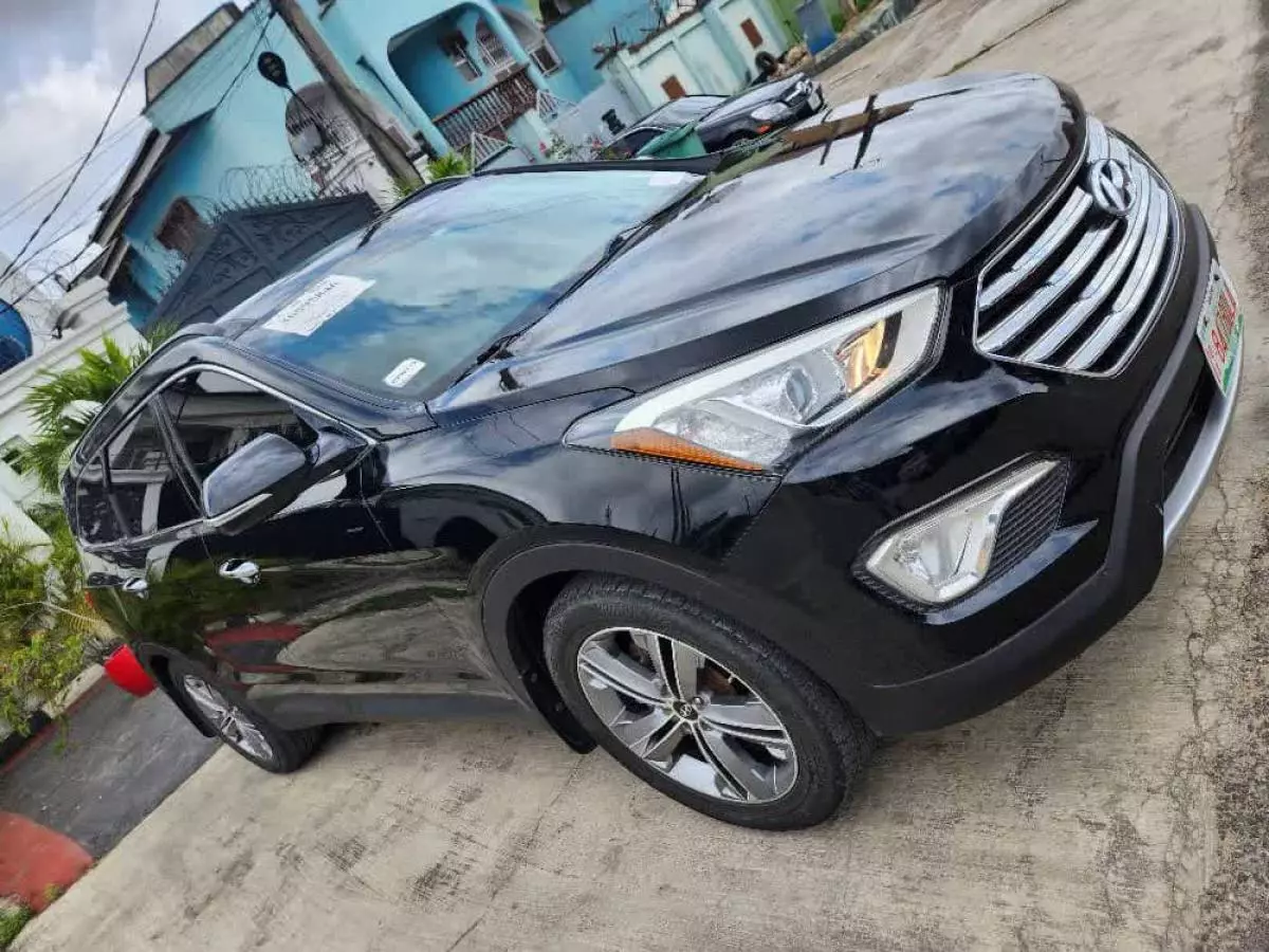 Hyundai Santa Fe   - 2015