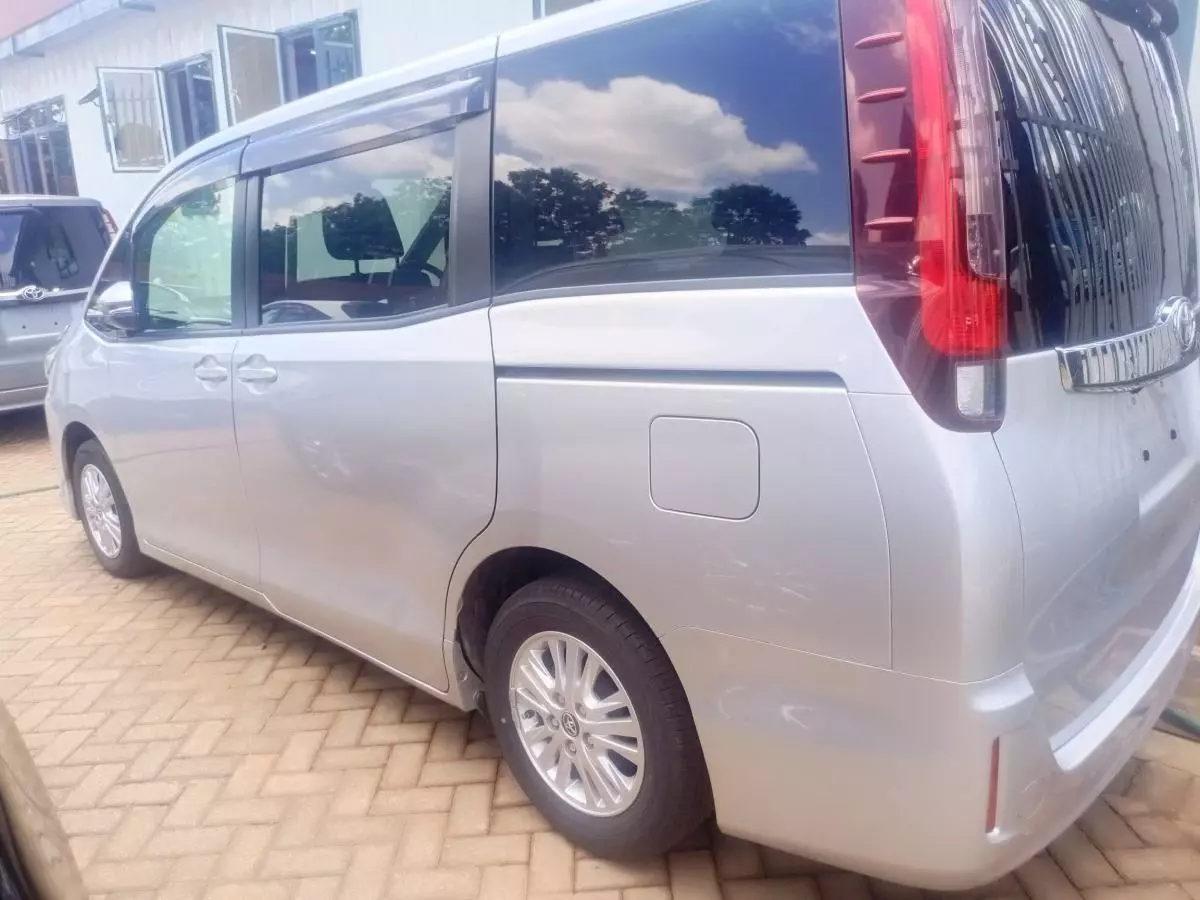 Toyota Noah   - 2016