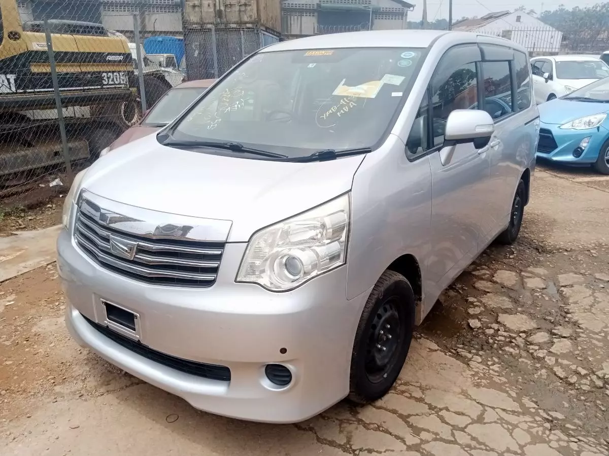 Toyota Noah   - 2012