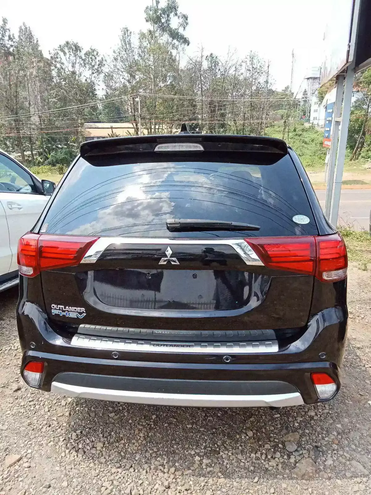 Mitsubishi Plug-in Hybrid Outlander   - 2016