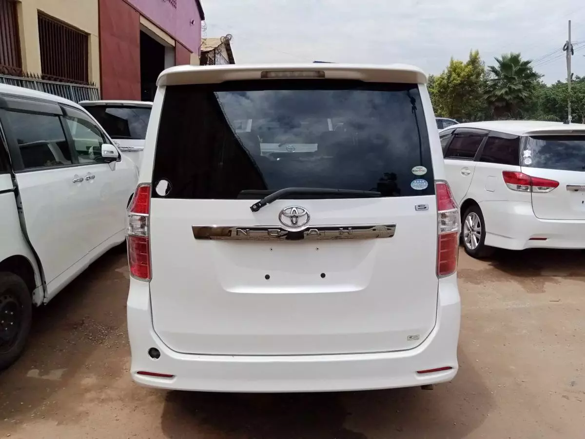 Toyota Noah   - 2009