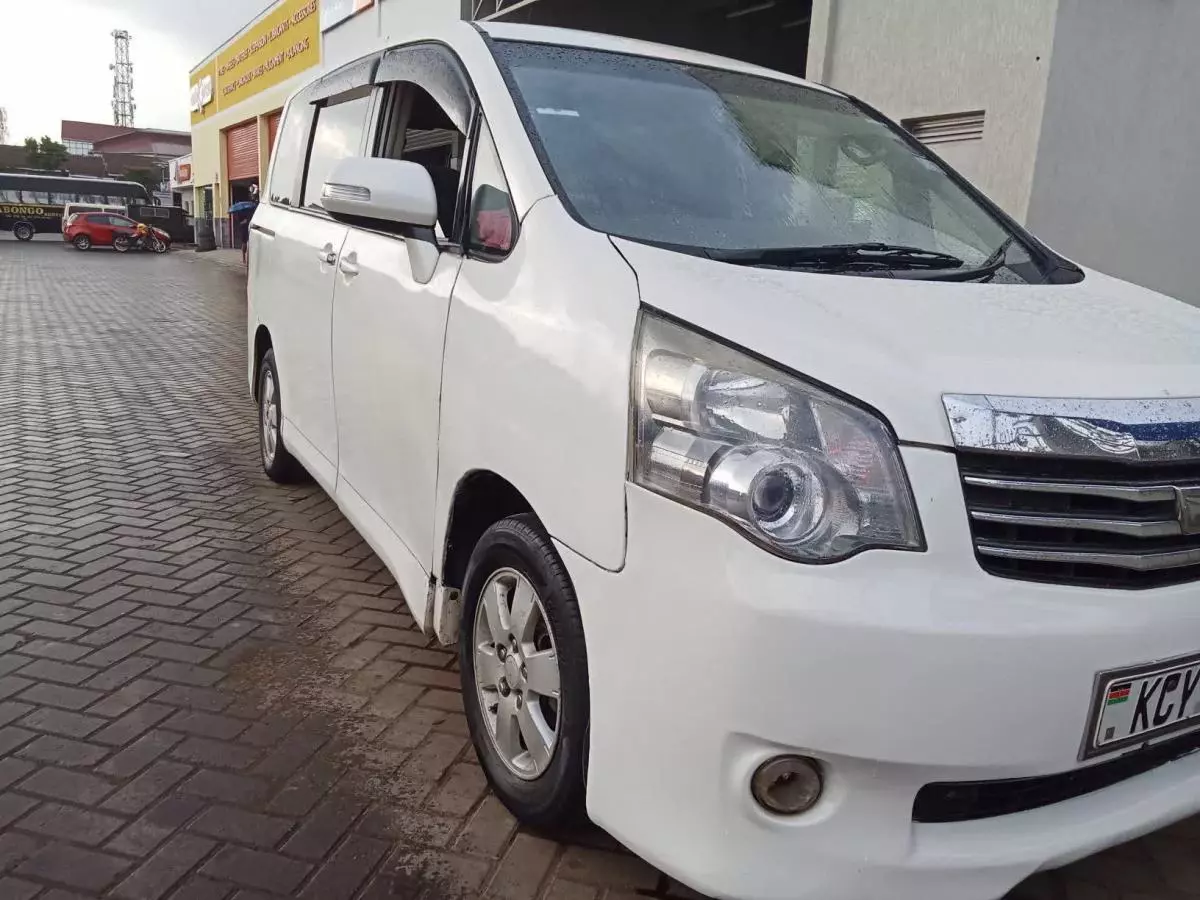 Toyota Noah   - 2015