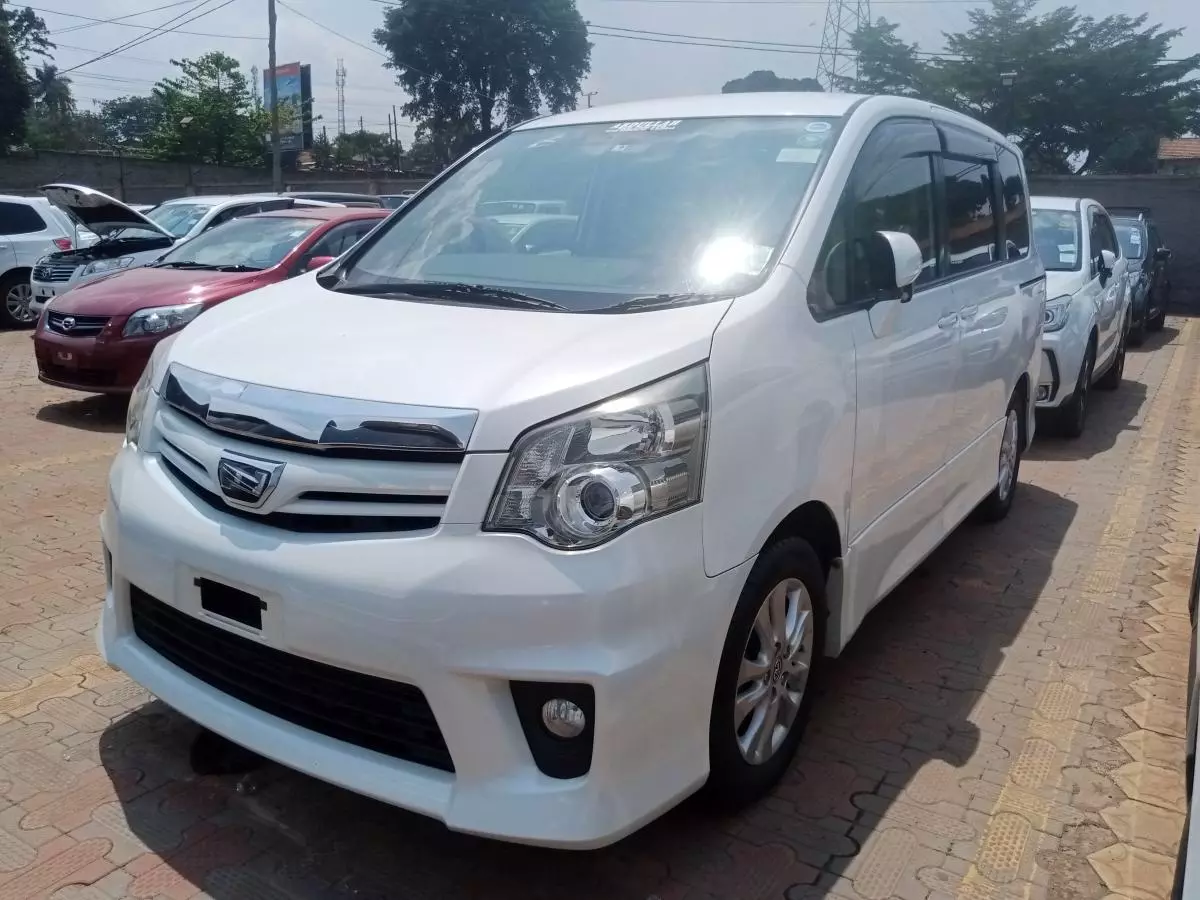 Toyota Noah   - 2012