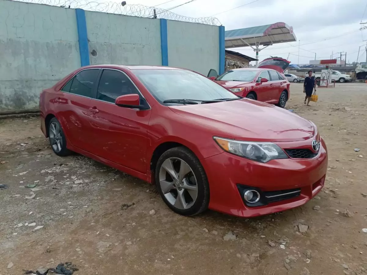 Toyota Camry   - 2012