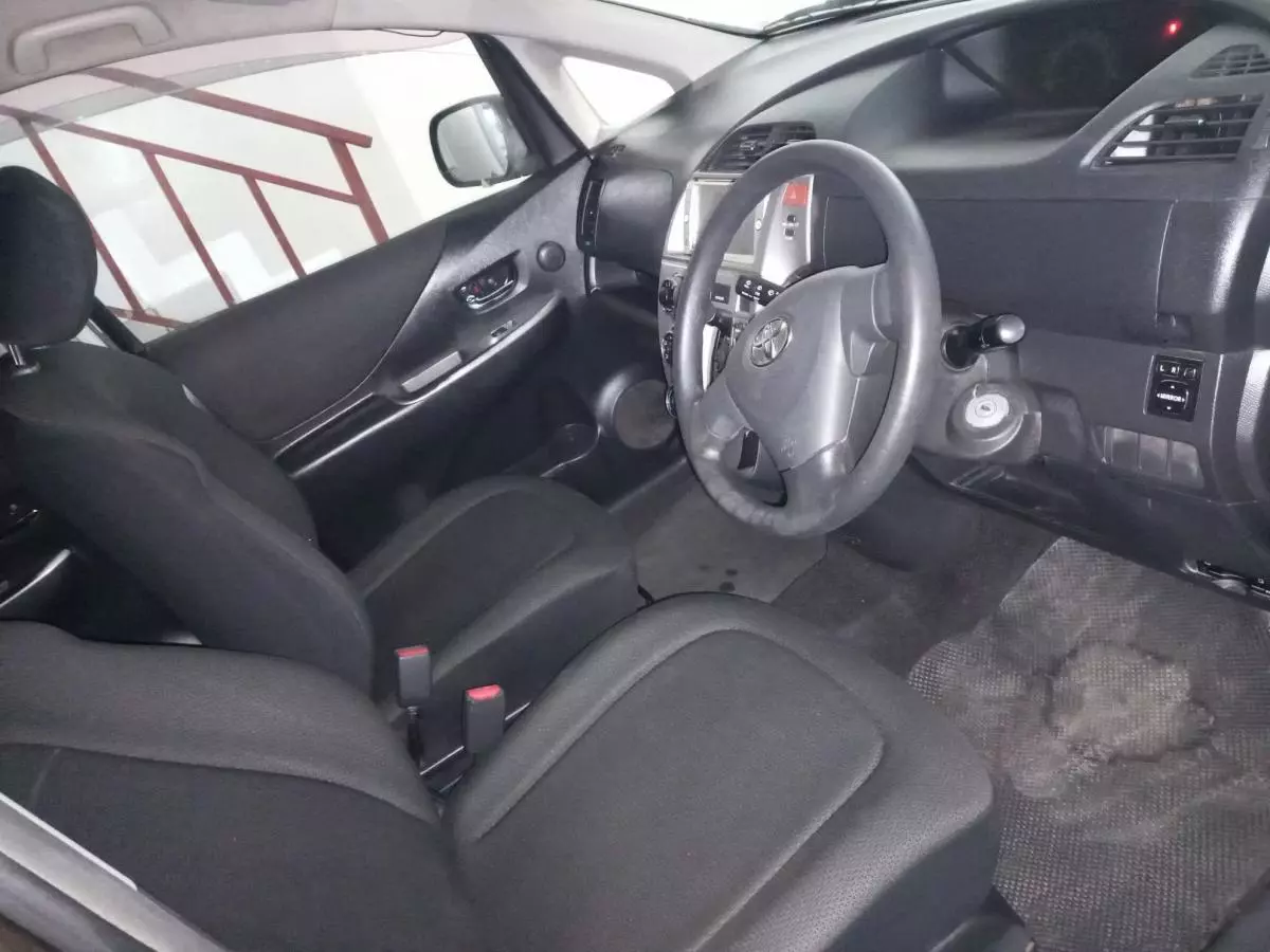 Toyota Ractis - 2010